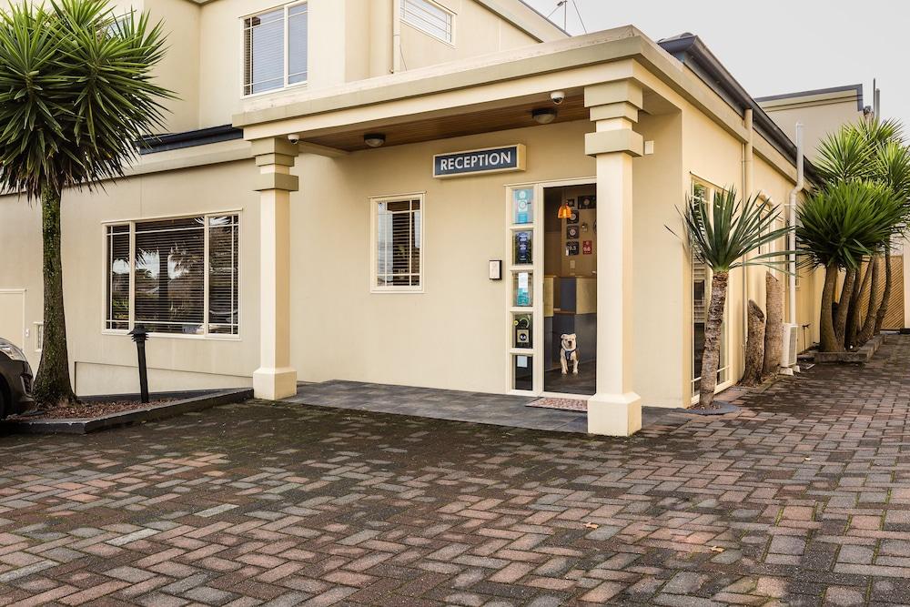 Pebble Beach Motor Inn Napier Exterior photo Reception at the hotel